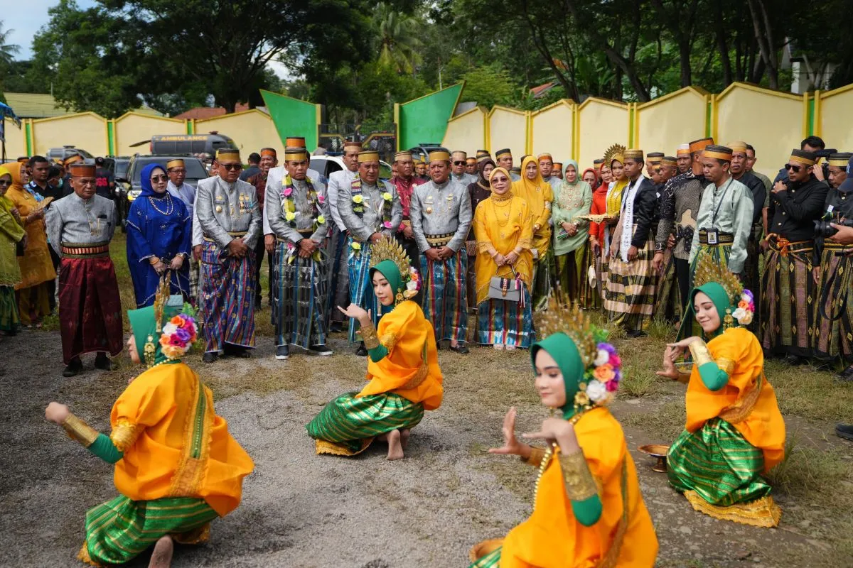 Para penari beraksi dalam penyambutan pejabat pada suatu kunjungan kerja di daerah Sulawesi Selatan. dok. Humas Pemprov Sulsel. Antara. Sejumlah Provinsi Siap Meriahkan Ajang Seni Budaya Sulsel Menari
