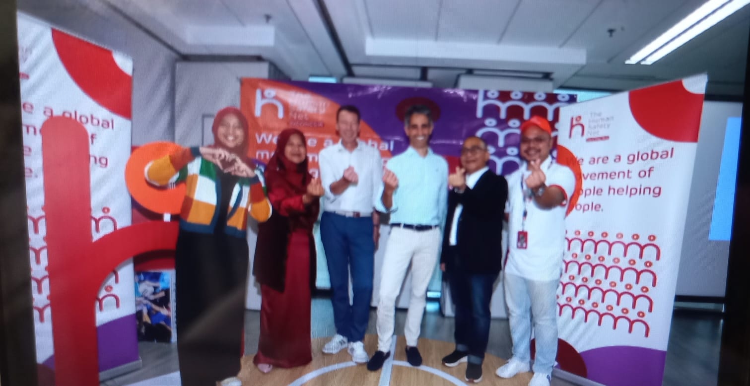 Tim global The Human Safety Net (THSN) Yves Carbonnelle, Global Engagement & Communication (ketiga kiri), Alan Barbieri Head of Programmes (ketiga kanan) bersama tim Generali Indonesia Rully Safari, Head of Human Capital (kedua kanan) didampingi Windra Krismansyah, Head of Corporate Communications sekaligus Program Manager THSN Indonesia (paling kanan) dan tim Komunitas Ibu Profesional Septi Peni Wulandani sebagai Founder (kedua kiri) didampingi oleh Ara Kusuma sebagai Partnership Consultant (paling kiri) saat acara skilled volunteering yang menjadi bagian dari program THSN Indonesia. Generali Indonesia mengajak partisipasi aktif para karyawan untuk terlibat dengan membagikan keterampilan kepada komunitas Ibu Profesional di kantor Generali Indonesia pada Kamis, 30 Mei 2024. dok. Generali Indonesia. Generali Indonesia Bagikan Pengetahuan ke Komunitas Ibu Profesional