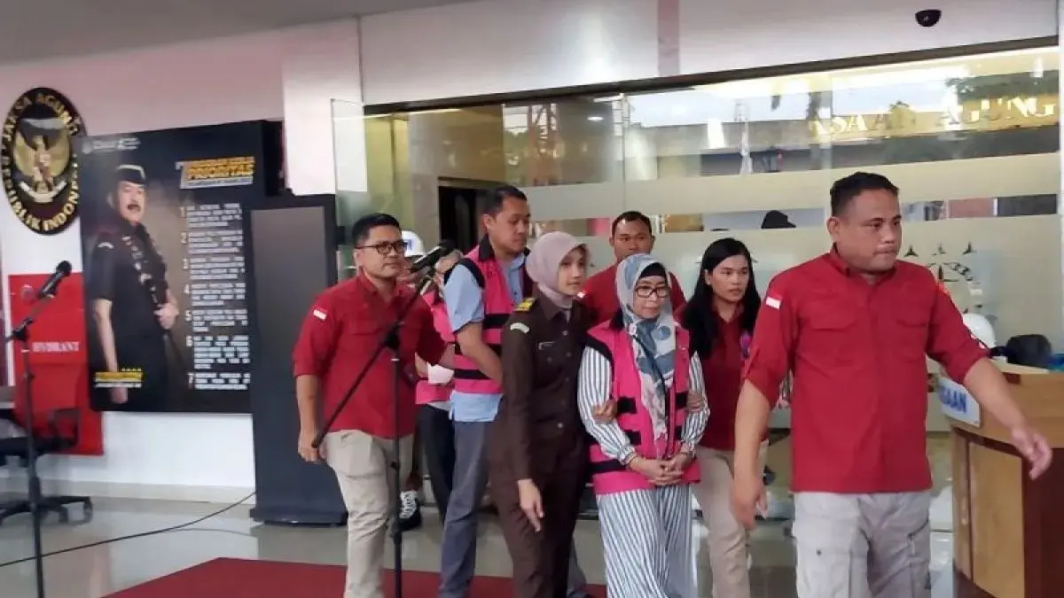 Penyidik Kejagung membawa tersangka (rompi tersangka) kasus korupsi 109 ton emas Antam, untuk ditahan. dok. Antara. Kasus Korupsi 109 Ton Emas Antam, Kejaksaan Ungkap Modus 6 Tersangka