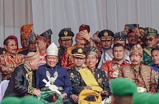 Presiden Joko Widodo bersama Ketua MPR Bambang Soesatyo, Ketua DPD RI AA LaNyalla Mahmud Mattalitti dan pejabat lainnya menghadiri Upacara Peringatan Hari Lahir Pancasila di Lapangan Garuda, Komplek Pertamina Blok Hulu Rokan, Kota Dumai, Provinsi Riau, Sabtu (1/6/2024). dok. DPD. Restu Presiden Jokowi Untuk LaNyalla Maju Jadi Ketua DPD Lagi