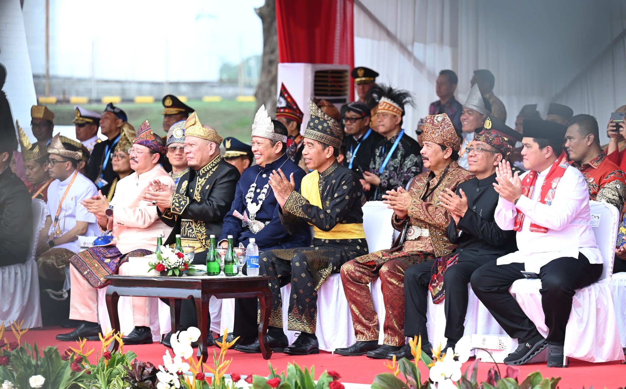 Presiden Joko Widodo bersama para pejabat tinggi pada upacara peringatan Hari Lahir Pancasila di Lapangan Garuda Pertamina, Hulu Rokan, Riau, Sabtu (1/6/2024). dok. Setkab.go.id. Presiden Minta Aktualisasikan Nilai-nilai Pancasila Sesuai Generasi Z