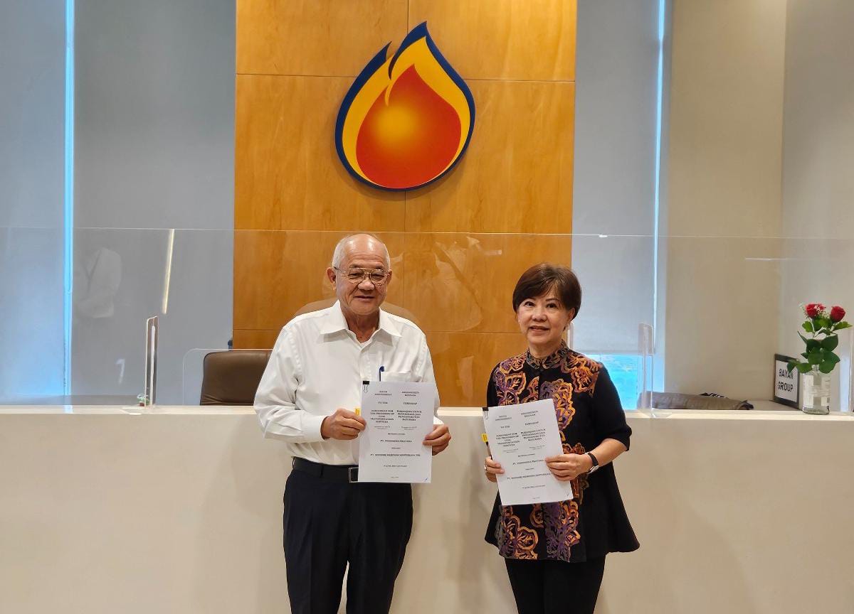Yenny Hamidah CEO Mandiri Service bersama Bos Bayan Resources Dato Low Tuck Kwong usai teken perpanjangan kontrak pengangkutan batu bara. FOTO - ISTIMEWA Resmi! MAHA-BYAN Perpanjang Kontrak Hauling Batu Bara Rp23,9 Triliun
