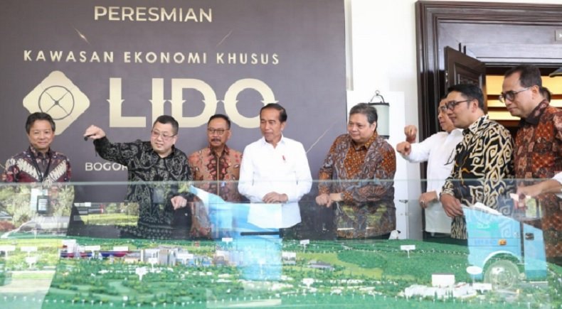 Presiden Jokow Widodo didampingi sejumlah menteri mendengarkan penjelasan Bos MNC Group, Harry Tanoesudibjo saat meresmikan Kawasan Ekonomi Khusus (KEK) Pariwisata di Lido, Bogor, tahun lalu Investasi di Sektor Pariwisata Jadi Fokus Pemerintah