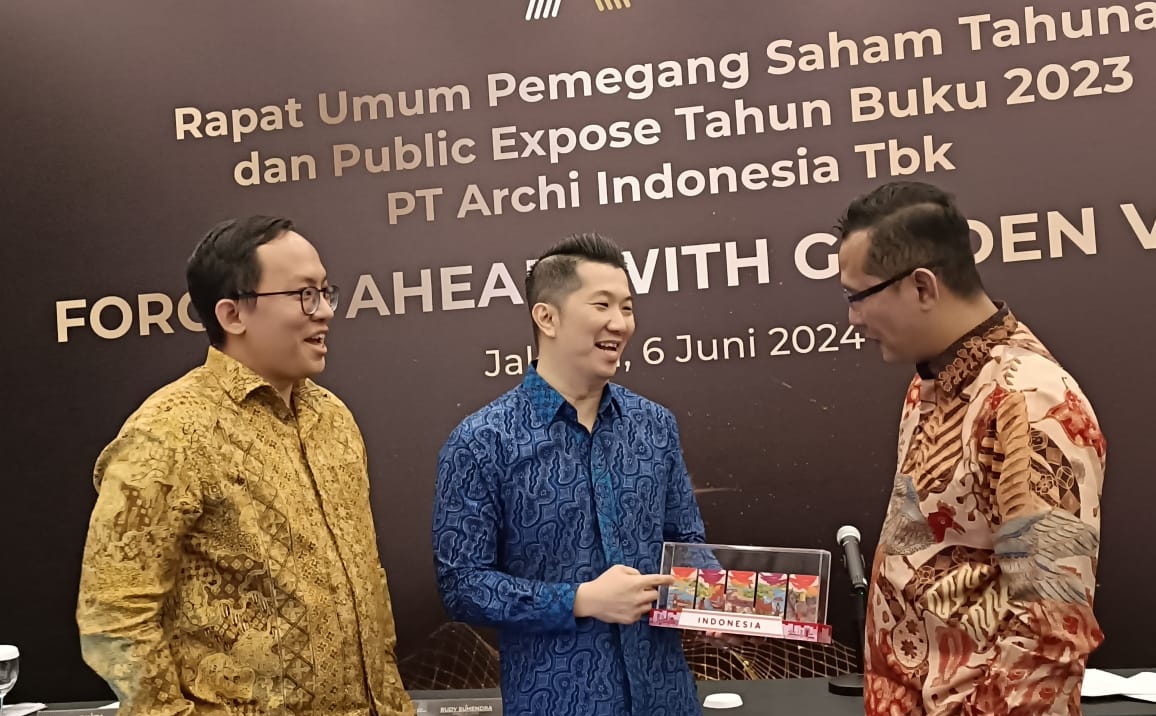 Kiri-Kanan: Juanda (Investor Relations), Rudy Suhendra (Direktur Utama), dan  ?Hidayat Dwiputro Sulaksono (Direktur). dok. Archi Indonesia. Sepanjang 2023 Archi Indonesia (ARCI) Berhasil Catat Kinerja Cemerlang