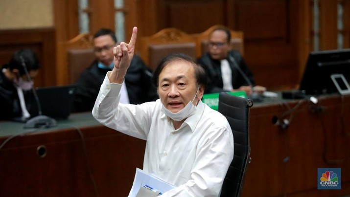 Terpidana kasus korupsi penyerobotan lahan sawit di Riau, Surya Darmadi di persidangan. dok. Detik. CNBC Indonesia. Eksekusi Uang Pengganti, Kejagung Sita 8 Aset Terpidana Surya Darmadi