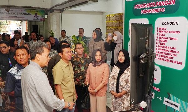 Badan Pangan Nasional (Bapanas) luncurkan program Kios Pangan di berbagai daerah, sebagai upaya membangun sinergi stabilisasi pasokan dan harga pangan dalam kerangka menjaga inflasi pangan tetap terkendali. Sinergi Stabilkan Pasokan dan Harga, Bapanas Luncurkan Kos Pangan