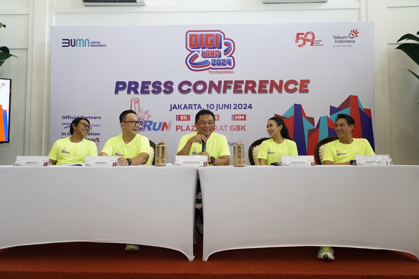 Direktur Utama Telkom Indonesia, Ririek Adriansyah (tengah), SVP Corporate Communication & Investor Relation Telkom, Ahmad Reza (kedua dari kiri), Brand Ambassador Digiland Run 2024, Daniel Mananta (paling kanan) dan Melanie Putria (kedua kanan), serta Director D&D Sport, Dardityo Santoso (paling kiri) saat acara press conference Digiland Run 2024 di Jakarta, Senin (10/6/2024). dok. ist. HUT Ke-59 Telkom, Antusiasme Tinggi Untuk Ikuti Digiland Run 2024