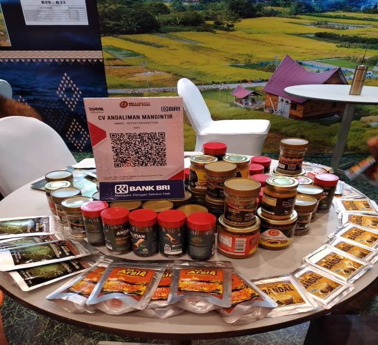Marandus Sirait, salah satu pelaku usaha rempah Andaliman di Desa Sionggang Utara, Kecamatan Lumban Julu, Kabupaten Toba, Sumatera Utara menjadi yang pertama kali membudidayakan Andaliman di Lumban Julu. Inisiatifnya tersebut menginspirasi masyarakat sekitarnya turut serta membuat usaha yang sama.  Sirait memulai usaha andaliman pada 2017 dengan nama UMKM CV Andaliman Mangintir dengan membudidayakan andaliman. dok. BRI. Berkat KUR BRI (BBRI), Petani Rempah di Danau Toba Naik Kelas
