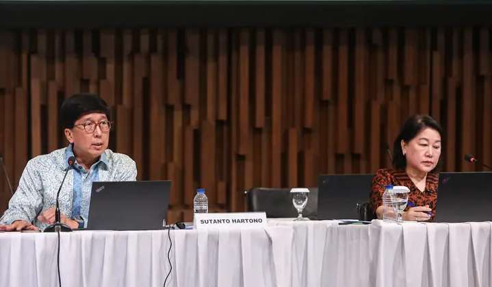 Dua direksi Elang Mahkota kala menjelaskan keputusan perseroan menggelontorkan dividen minimalis. FOTO - ISTIMEWA Catat! Berikut Jadwal Dividen Emtek (EMTK) Rp244,29 Miliar