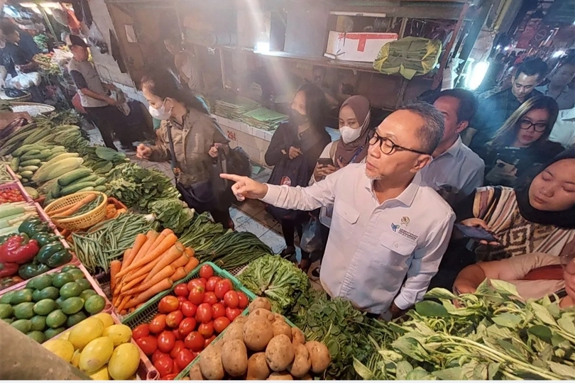 Ilustrasi Menteri Perdagangan Zulkifli Hasan mengecek harga dan ketersediaan bahan pokok di pasar tradisional. dok. Kemendag. Sinpo. Stok Pangan Banyak, Harga Stabil, Mendag Harap Iduladha 2024 Lancar