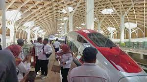 Gambar kereta cepat atau KCIC Penumpang Rombongan Kereta Cepat Whoosh Meningkat di Libur Iduladha