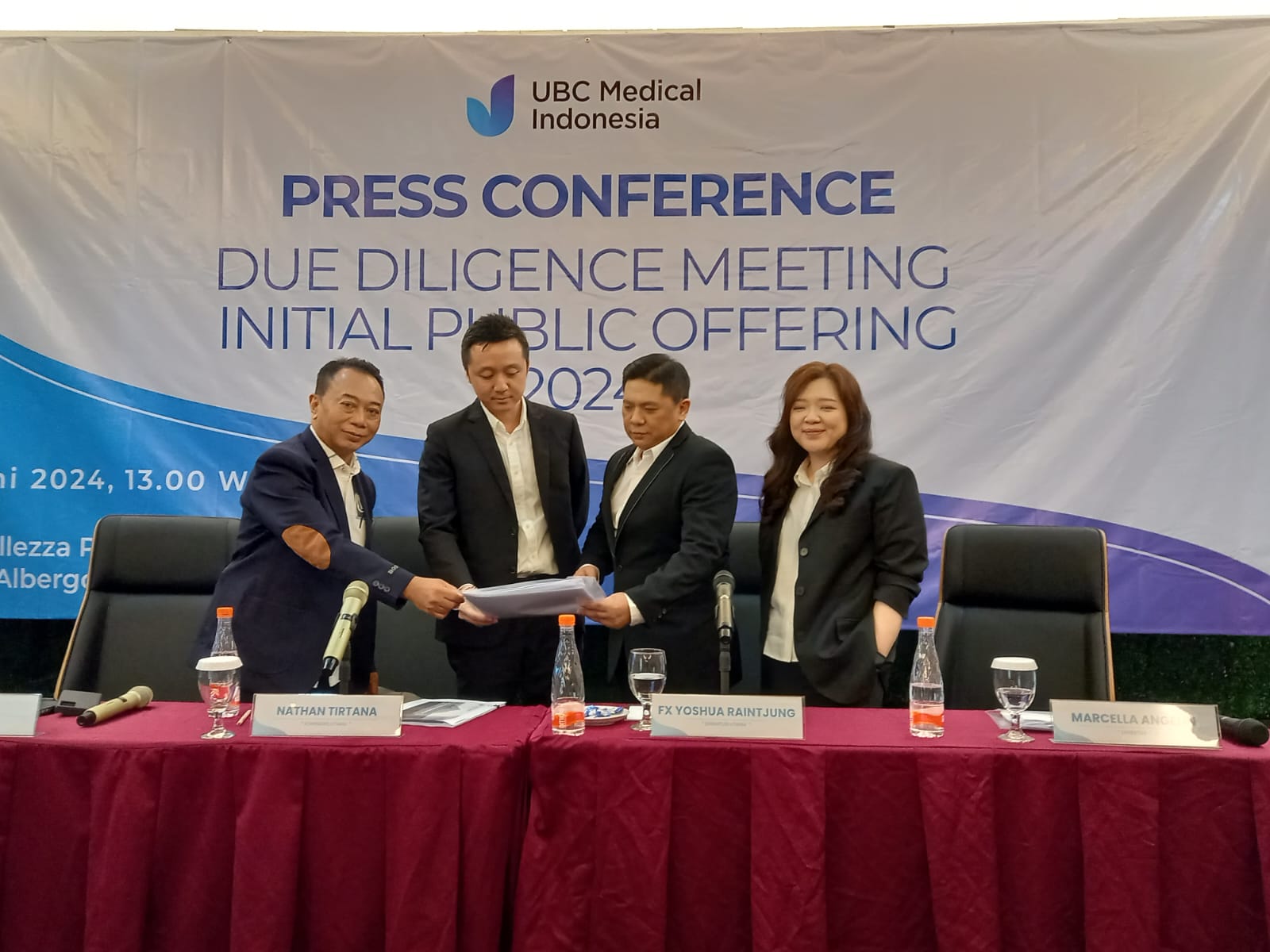 (Kiri-Kanan) Jajaran Manajemen PT UBC Medical Indonesia Tbk saat Press Conference due diligence meeting IPO: Suyanto Komisaris Independen, Nathan Tirtana Komisaris Utama, FX Yoshua Raintjung Direktur Utama dan Marcella Angelin Direktur Keuangan. Dok/UBC Medical Indonesia Incar Dana IPO Rp73M, UBC Medical Pede Pendapatan 2024 Sentuh Rp300M