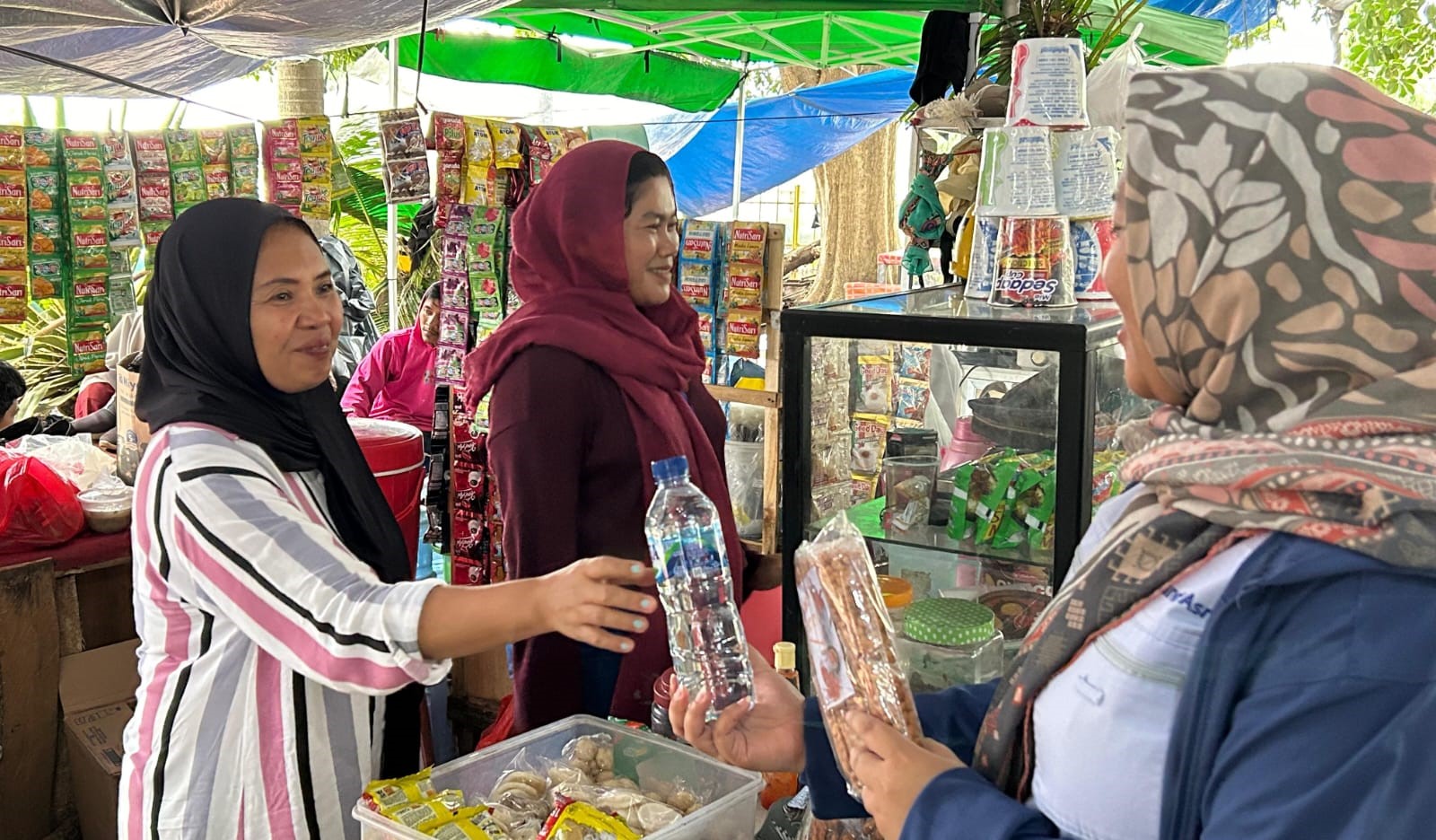 (Chandra Asri Group) atau (TPIA) perusahaan solusi kimia dan infrastuktur, menggandeng 23 UMKM kuliner yang berasal dari Kec. Ciwandan, Kota Cilegon dan Kec. Anyar, Kab. Serang, Banten. Chandra Asri (TPIA) Gandeng UMKM Kuliner Buka Kedai di Pabrik