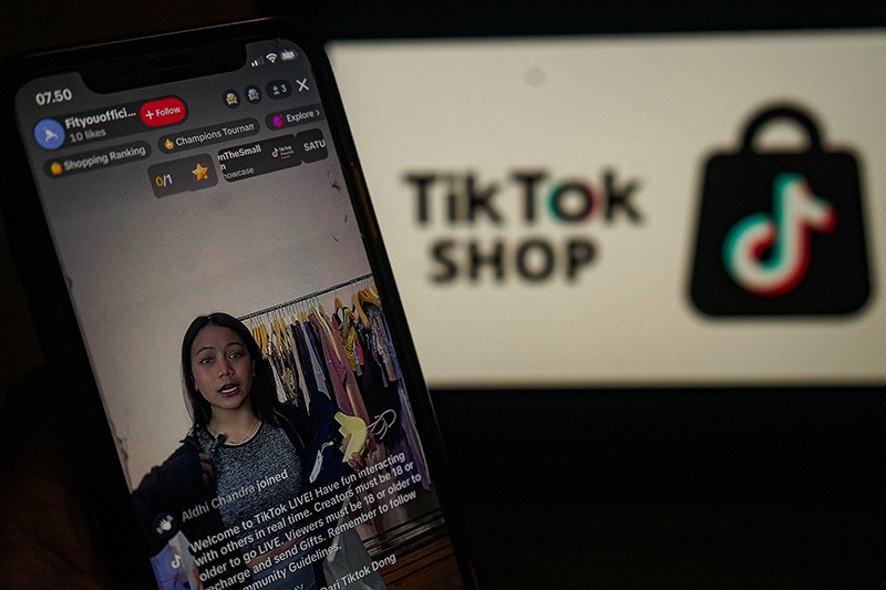 Seseorang tengah berselancar dalam aplikasi Tiktop Shop. FOTO - ISTIMEWA Tokopedia-TikTok Shop Lakoni PHK, Ini Penjelasan Kemenaker