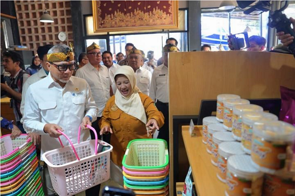 Menteri Perdagangan Zulkfli Hasan menyatakan akan memanggil usaha ritel modern agar bisa menampung produk-produk UMKM. Mendag Akan Panggil Ritel Modern untuk Pasarkan Produk UMKM