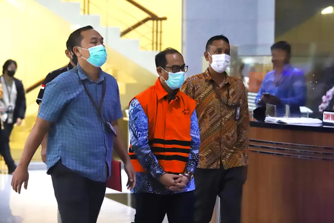 Hakim Agung nonaktif Gazalba Saleh (rompi oranye KPK). dok. Jawa Pos. KPK Menang, PT DKI Perintahkan Sidang TPPU Gazalba Saleh Jalan Terus