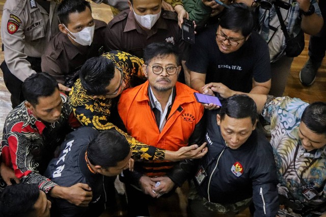 Syahrul Yasin Limpo (tengah rompi oranye). dok. Jamal Ramadhan/Kumparan. Jadi Saksi Mahkota, SYL Bantah Perintah Anak Buah Memeras