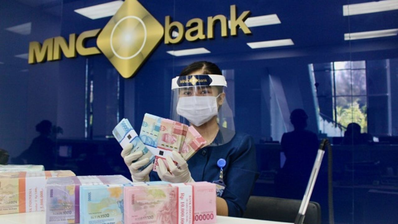 Petugas Bank MNC menunjukkan uang pecahan Rp50-100 ribuan kepada awak media. FOTO - ISTIMEWA Puasa Dividen, BABP Rancang Private Placement 4,44 Miliar Lembar