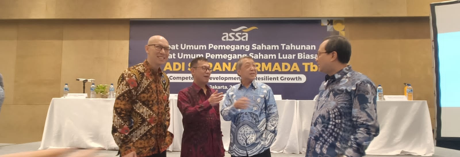 Kiri-kanan: Jerry Fandy (Direktur Keuangan) - Suyanto Tjoeng (Direktur Logistik) - Prodjo Sunarjanto (Presiden Direktur) - Jany Candra (Direktur Operasional). dok. ASSA. RUPST Hari Ini, Adi Sarana Armada (ASSA) Bagikan Dividen Tunai Rp73,8M