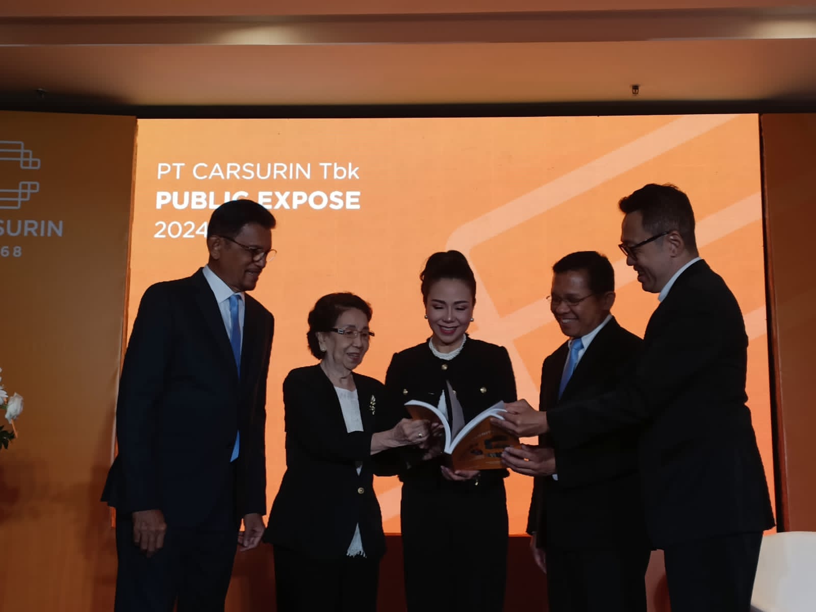 Kiri-Kanan: Komisaris Independen Gusmardi Bustami, ?Komisaris Utama Flora Regina Regian, ?Direktur Utama Sheila Tiwan, ?Direktur Erwin Manurung, dan ?Direktur Timotius Tjahjana. dok. CRSN. Raih Kerja Sama Strategis 2023, CRSN Optimistis Kinerja Cemerlang 2024