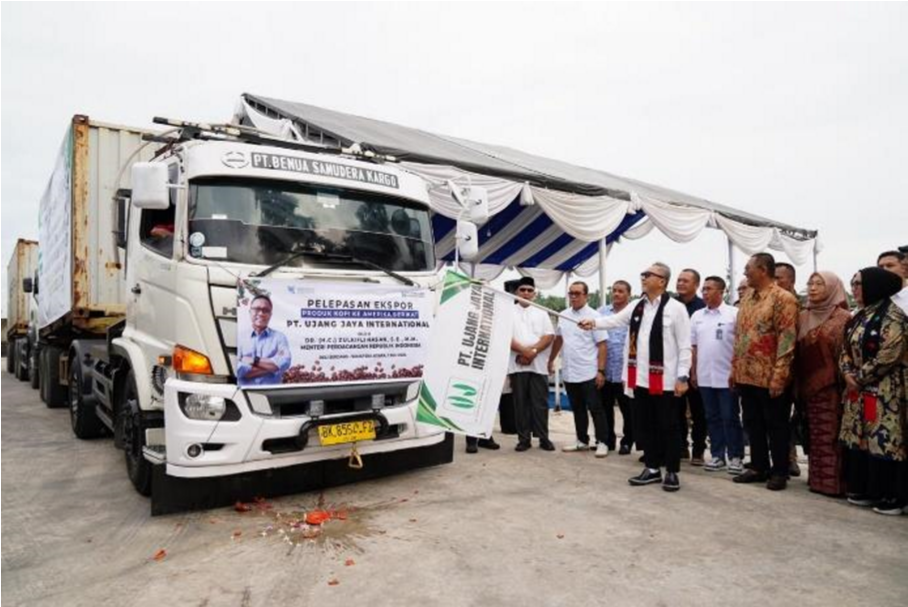 Menteri Perdagangan Zulkifli Hasan pada Senin, (1/7) melepas 10 kontainer kopi green bean produksi PT Ujang Jaya International senilai USD1,48 juta tujuan Amerika Serikat (AS) 10 Kontainer Kopi Senilai USD1,48 Juta Diekspor ke AS