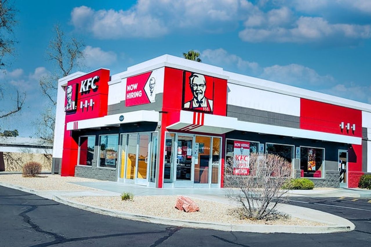 Salah satu gerai KFC miik PT Fast Food Indonesia Tbk (FAST). Emiten Salim Grup (FAST) Caplok 70% Saham Jagonya Ayam, Ini Alasannya