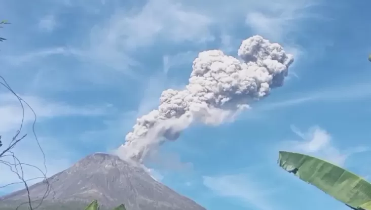Gunung Lewotobi Laki-Laki di Kabupaten Flores Timur, Nusa Tenggara Timur, kembali erupsi pada Kamis (4/7/2024) pagi ini. dok. SINDOnews. Info PVMBG, Hindari Radius 3 Km Pusat Erupsi Gunung Lewotobi Laki-laki