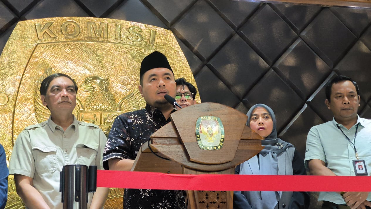 Pelaksana tugas Ketua KPU RI Mochammad Afifuddin (kopiah) dalam jumpa pers, di kantor KPU RI, Kamis (4/7/2024). dok. VIVA. Jadi Plt Ketua KPU, Afifuddin Akui Tugas Berat Penyelenggara Pemilu