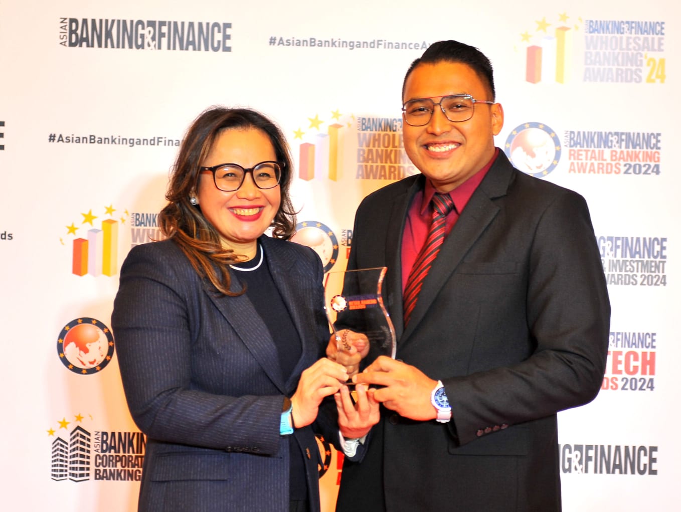 Wealth Management Division Head BTN Meru Arumdalu kala menerima piagam penghargaan dari wakil ABF. FOTO - ISTIMEWA Kali Kedua, BTN Prioritas Gondol ABF Retail Banking Awards 2024