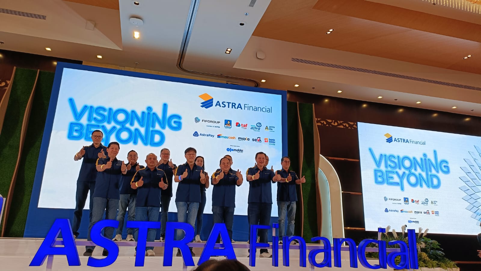 Depan, dari kiri ke kanan: Christopher Pangestu (President Director Asuransi Astra), Siswadi (CEO FIFGROUP), Rudy Chen (Director-in-Charge Astra Financial 2, tengah), Hendry C. Wong (CEO ACC), Agus Prayitno (CEO TAF). Belakang, dari kiri ke kanan: Jayaputra Kurniawan Santoso (CEO AWDA), Lim Lizal Santoso (CEO Moxa), Nico Tahir (President Director Astra Life), Rina Apriana (CEO AstraPay), Handoko Liem (President Director SEVA), Leo Koesmanto (President Director Bank Jasa Jakarta), Tan Chian Hok (Project Director Astra Financial GIIAS 2024). dok. ist. GIIAS 2024, Komitmen Kuat Astra Financial Dukung Industri Otomotif