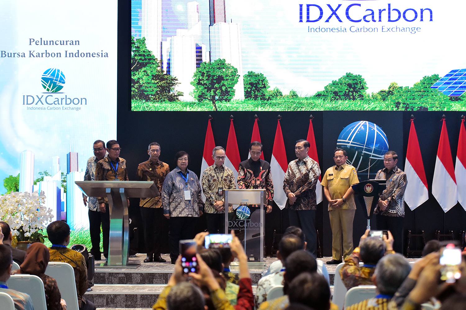 Presiden Jokowi meluncurkan sekaligus membuka Perdagangan Perdana Bursa Karbon Indonesia, di BEI, di Jakarta, Selasa (26/9/2023). dok. Humas Setkab/Agung. Dorong Perkembangan Bursa Karbon, Ini Yang Dilakukan OJK