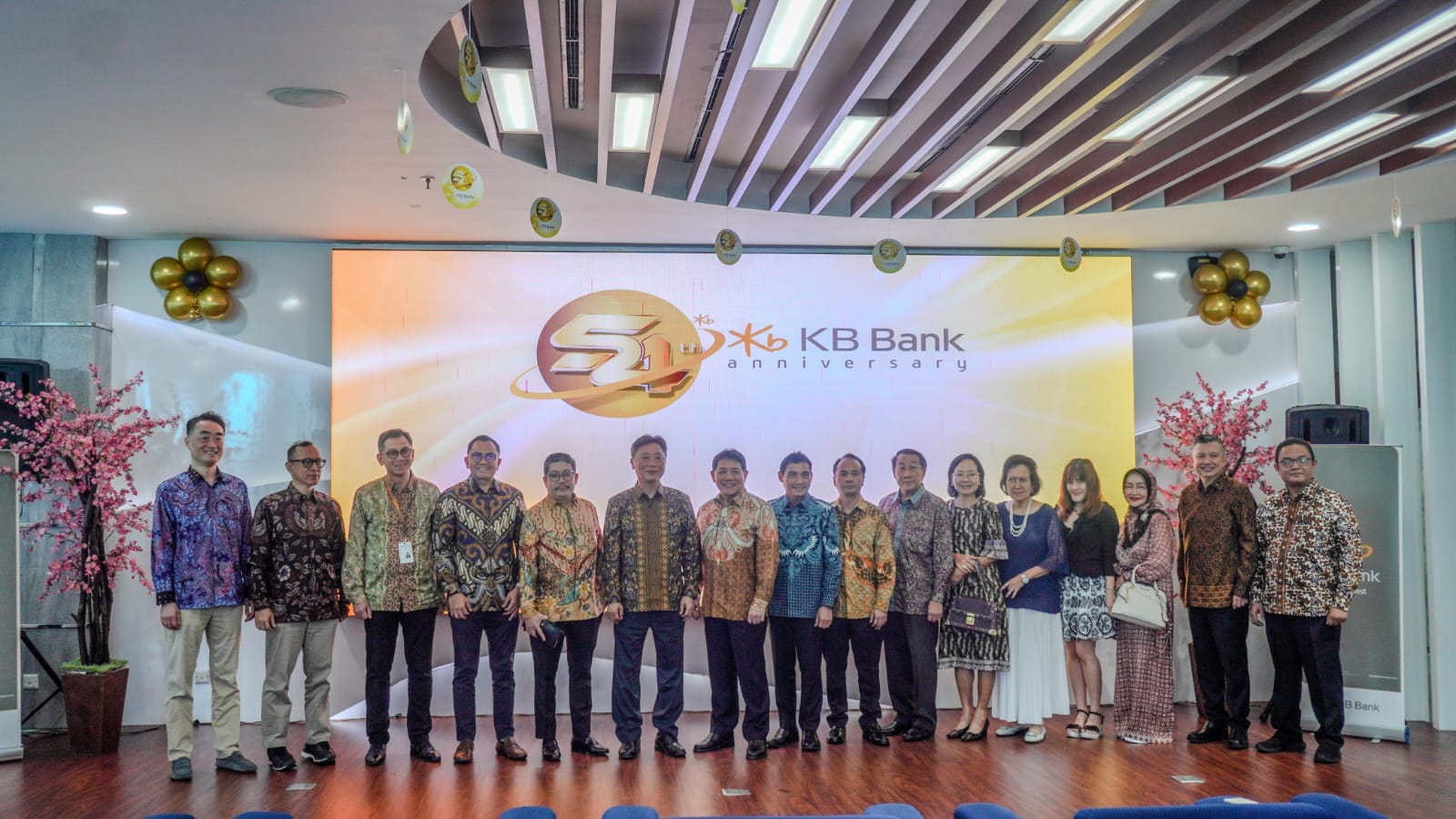 PT Bank KB Bukopin Tbk. (BBKP) memperingati Hari Ulang Tahun ke-54 bersama nasabah setia, di kantor pusat,Rabu (10/7/2024). Perayaan HUT KB Bank 2024 ini, juga dilaksanakan di kantor cabang KB Bank di seluruh Indonesia, dengan mengundang nasabah setia di masing-masing daerah. dok. KB Bank. Rayakan HUT ke-54 Bersama Nasabah Setia, KB Bank Berbagi Kebahagiaan