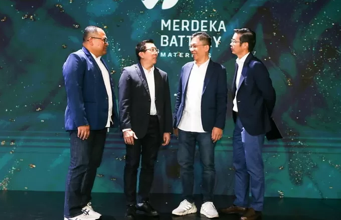 Pengurus Merdeka Battery berbincang santai usaha jumpa pers beberapa waktu lalu. FOTO - ISTIMEWA Merdeka (MBMA) Telan Biaya Eksplorasi USD1,2 Juta, Ini Hasilnya