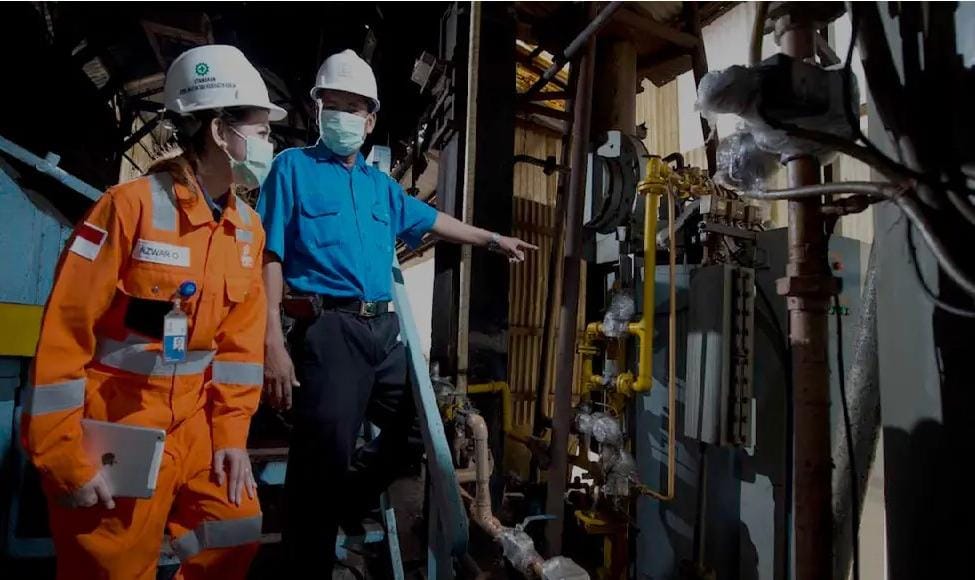 Dua pekerja tengah mengamati saluran pipa gas milik PGN PGN (PGAS) Dukung Pemanfaatan Gas Industri Berkelanjutan