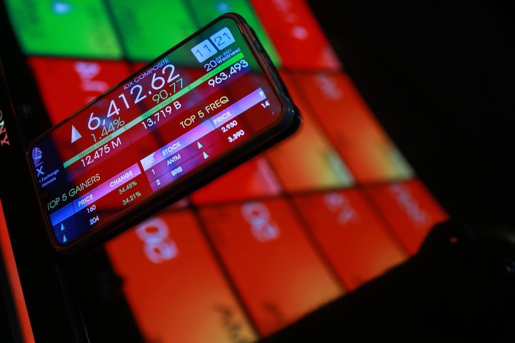 Seorang pengunjung mengabadikan pergerakan saham melalui smartphone. FOTO - ISTIMEWA IHSG Rawan Melemah, Buru Saham ASII, MEDC, dan MYOR