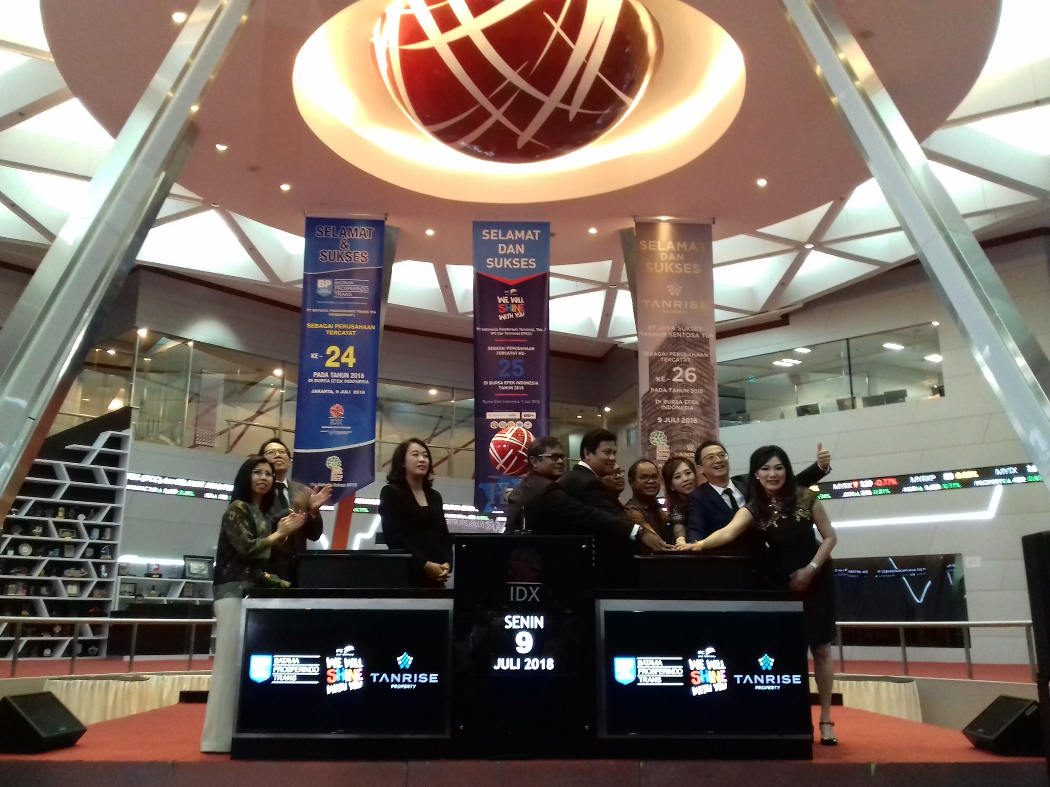 Pengurus Batavia Prosperindo Trans kala mengikuti seremoni pencatatan perdana saham di Mail Hall Bursa Efek Indonesia. FOTO - ISTIMEWA Perkuat Armada, Batavia (BPTR) Tarik Fasilitas Rp470 Miliar
