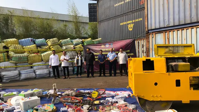 Menkeu Sri Mulyani, Mendag Zulkifli Hasan, Menko Perekonomian Airlangga Hartarto, memusnahkan Barang Hasil Pengawasan Balepress, dan barang impor lainnya, senilai hampir Rp50 miliar. dok. Liputan6.com/Tira. Dorong Pemerintah Berantas Impor Ilegal, Ini Saran Kadin Indonesia