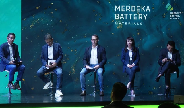 Pengurus Merdeka Battery berbincang santai usaha jumpa pers beberapa waktu lalu. FOTO - ISTIMEWA Nyaris Ludes! Emiten Boy Thohir (MBMA) Sedot Dana IPO Rp8 Triliun