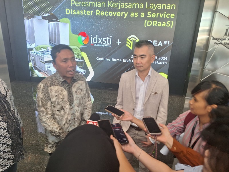 Presiden Direktur IDXSTI, Syafruddin bersama Direktur Utama dan Founder AREA31, Michael Alifen ketika menjelaskan pada wartawan usai penandatangan  kerjasama di gedung BEI Selasa (18/7). IDXSTI Gandeng AREA31 Siapkan MRT DRaaS Untuk Pemulihan Sistem AB