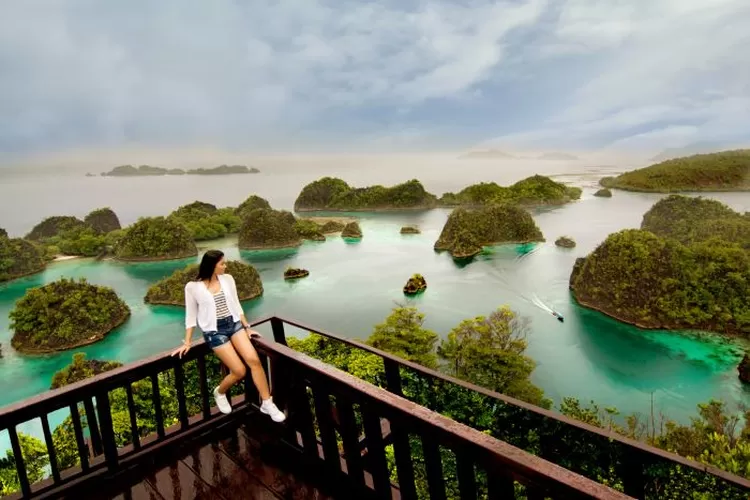 Ilustrasi wisatawan bersantai di Radja Ampat, Papua Barat Daya. dok. Indonesia. Travel. Adi Dharmawan. KPK Catat Ada Kebocoran Retribusi Wisata di Raja Ampat, PAD Terancam