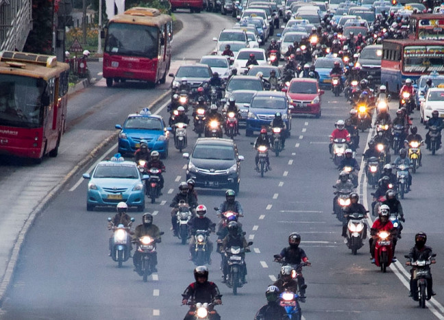 Ilustrasi kendaraan bermotor di tengah keramaian lalu lintas. dok. Media Indonesia. Seluruh Mobil dan Motor Wajib Asuransi Januari 2025, Ini Kata OJK