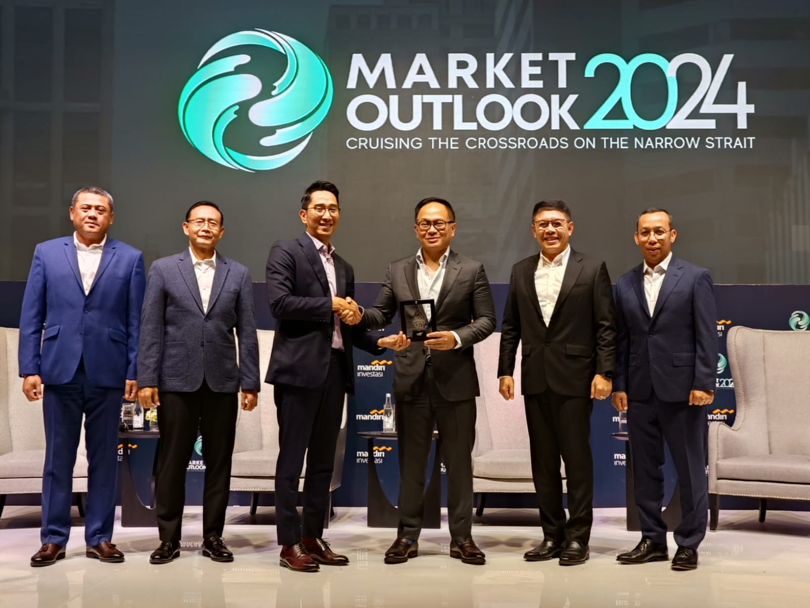 Manajemen Mandiri Investasi, usai menggelar Market Outlook 2024 Kamis (18/7). Mandiri Investasi: Iklim Investasi di Masa Transisi Tetap Kondusif