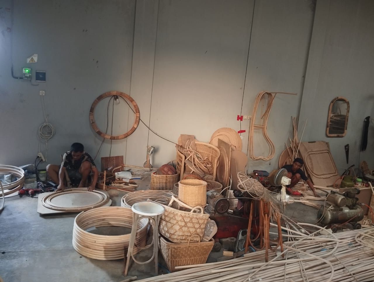 Produksi kerajinan klaster rotan di Desa Trangsan, Kabupaten Sukoharjo, Jawa Tengah yang terbantu berkat dukungan PT. Bank Rakyat Indonesia (Persero) Tbk. (BBRI). Selain pendanaan usaha, Klaster Rotan Trangsan juga mendapatkan pemberdayaan melalui program Klasterkuhidupku BRI. dok. BRI. Kisah Klaster Rotan Trangsan, Terbantu Berkat Pemberdayaan BRI (BBRI)