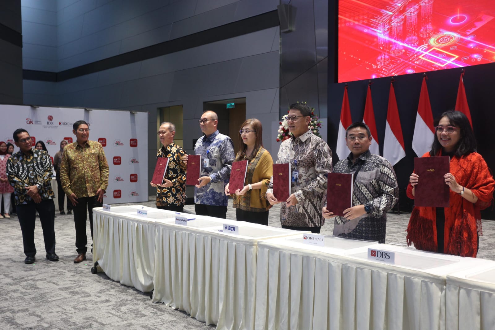 Konsisten Mendukung Perkembangan Pasar Modal Indonesia - Direktur BCA John Kosasih (tengah belakang) bersama para perwakilan bank dan pasar modal berpose usai seremoni penandatangan kerja sama. Kerja sama BCA dan KSEI sebagai Bank Pembayaran telah berlangsung sejak 2005. BCA juga telah menjadi Bank Administrator RDN sejak 2011. BCA (BBCA) Teken Perpanjangan RDN Dengan KSEI, Ini Tujuannya