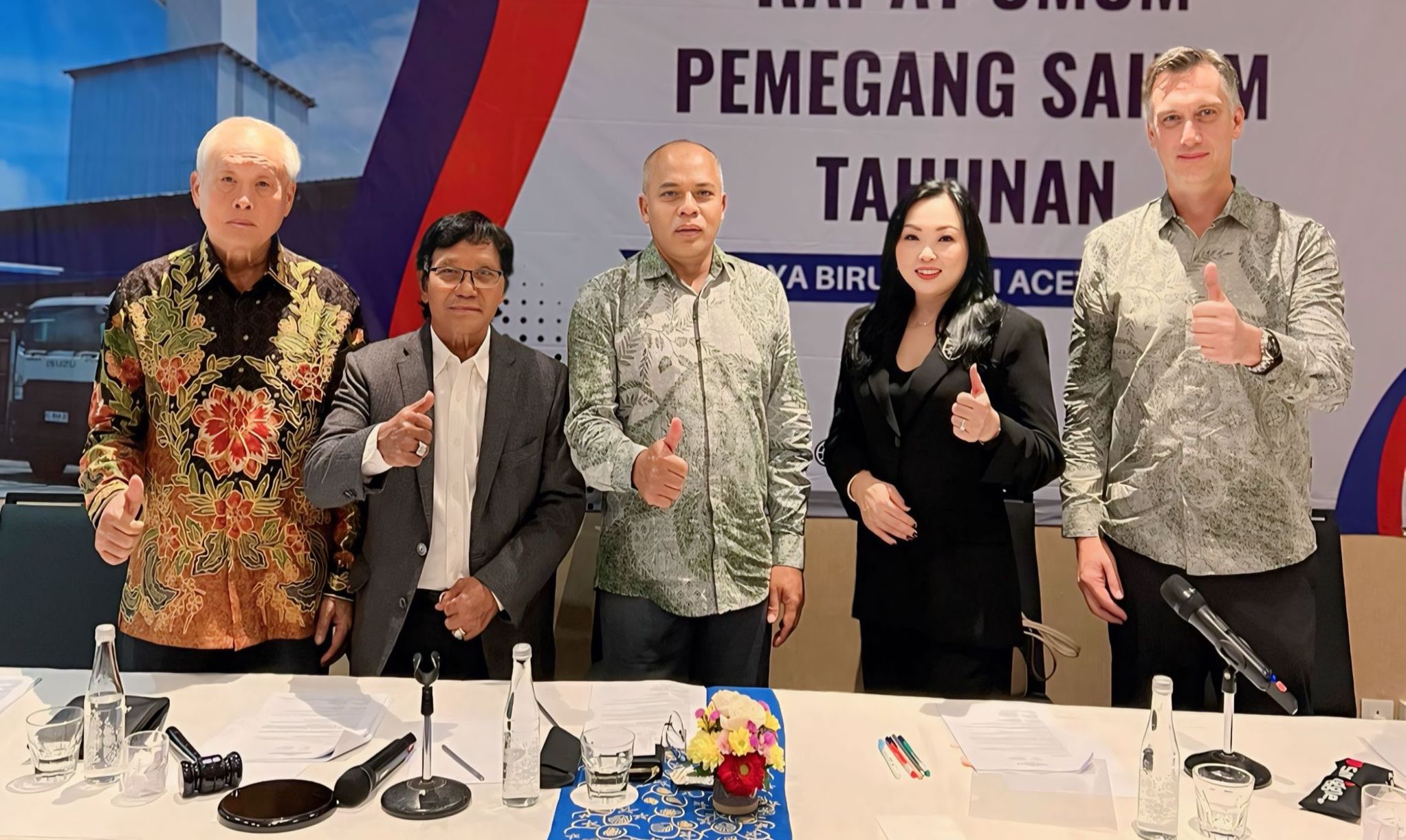 (Kiri-Kanan) Effendi Komisaris Utama, M. Slamet Brotosiswoyo Komisaris Independen, Iwan Sanyoto Direktur Operasional, Rini Dwiyanti Direktur Utama, dan Ingo Lothar Steil Direktur Keuangan di sela-sela RUPSLB Surya Biru Murni Acetylene pada 17 Mei 2024. FOTO - ISTIMEWA Pecat Dua Direksi, Pincangkah Operasional dan Bisnis SBMA?