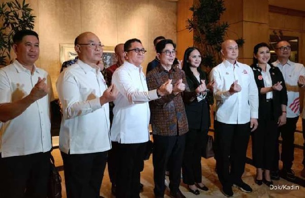 Kamar Dagang dan Industri (Kadin) Indonesia kini tengah menyiapkan Dokumen Peta Putih atau whitepaper kebijakan ekonomi yang diharapkan dapat memperkuat dan menyukseskan program pembangunan pemerintahan baru periode 2025-2029. Sukseskan Program Pemerintahan Baru, Kadin Siapkan Whitepaper