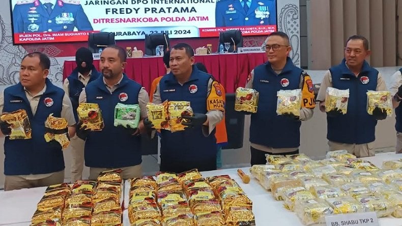 Polda Jawa Timur menggagalkan peredaran sabu-sabu seberat 88 kg dan pil ekstasi sebanyak 2.100 butir dari jaringan pengedar narkoba internasional Fredy Pratama. dok. iNews. Polda Jatim Gagalkan Peredaran 88 Kg Sabu-sabu Jaringan Fredy Pratama