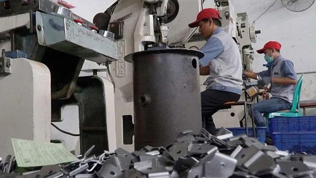 Saat ini, jumlah IKM tercatat sebanyak 4,4 juta unit usaha atau sebagai mayoritas yang mencapai 99,7 persen dari total unit usaha industri di Indonesia. 99,7 Persen dari Unit Usaha Industri Indonesia Adalah IKM