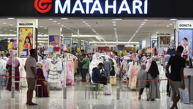 Pengunjung memenuhi gerai Matahari Department Store pada salah satu pusat belanja di Jakarta. FOTO - ISTIMEWA Laba dan Pendapatan Melepuh, Ini Detail Kinerja LPPF Juni 2024