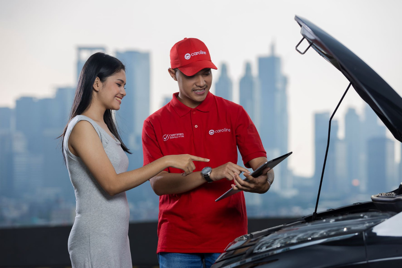 Tampak dua model memperagakan aplikasi Caroline.id untuk jual beli mobil bekas besutan Autopedia. FOTO - ISTIMEWA Semester I 2024 Laba ASLC Meroket 311 Persen, Telisik Pemicunya
